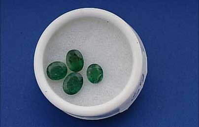 4 OVALFACETT. SMARAGDE ZUS. CA. 5.42 CT, Z.T. MIT KERBEN