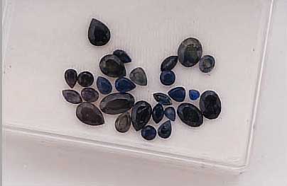 LOT SAPHIRE, ZUS. CA. 30.20 CT, Z.T. MIT KERBEN, VERSCH. FARBEN UND FARBEN