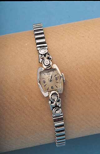 OMEGA DAMENARMBANDUHR, REF.-NR. 7525, SCHWEIZ UM 1957, WG 585/000, AN DEN KORDEL- BANDANST. JEWEILS 1 8/8 DIAMANT, EDELST.-ZUG- GLIEDERBAND ...