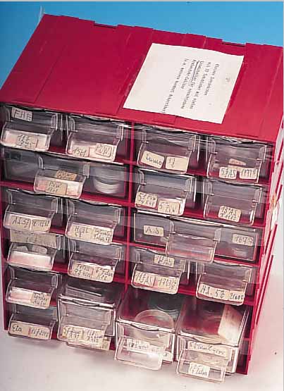 UHRMACHERERSATZTEILE: EXTREM REICHHALTIGES KONVOLUT, AUS DEM SERVICE CA. 1965-1985, WOHL AUS AUFLöSUNG VON FURNITUREN, IN KISTEN GEORDNET, ...
