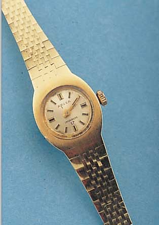 AROSA DAMENGOLDBANDUHR, DEUTSCHLAND/SCHWEIZ UM 1968, GG 585/000 INCL. BAND, BODEN GEDR., VERG. BLATT, FORMANKERW., VON AS, 17 ST., HANDAUFZUG, ...