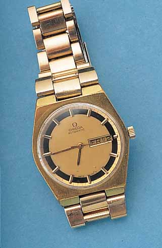 KONVOLUT: 2 OMEGA HERRENARMBANDUHREN, 1X AUTOMATIK, METALL VERG., EDELST.-ORIG.-BAND VERG., TAG U. DATUM M. SCHNELLKORREKTUR, 17 ST., ...