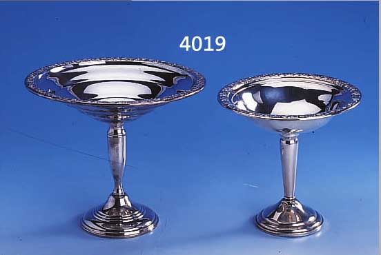 KONVOLUT 2 FUßANBIETSCHALEN, AMERIKA, 925ER SILBER, GEFüLLT, VERBEULT, RAND FLORAL VERZIERT, H CA. 15 BZW. 16 CM