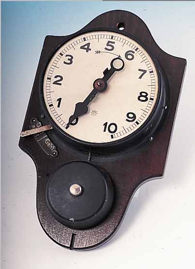 JUNGHANS TELEFONUHR, AUF HOLZSCHILD COUNT- DOWN MAX. 10 EINHEITEN, AUF VERGL. KONTRAST- ZIFFERBL., STIFTENANKERW., STOPPHEBEL AUßEN 1,AKUSTIK AUF ...
