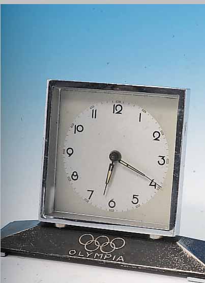 TISCHWECKER ZUR OLYMPIADE 1936 IN BERLIN, METALL VERCHR., WECKZEIGER ZU ERS., MAßE CA. 9 X 13 X 5 CM, EZ 3