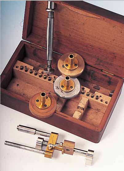 UHRMACHERWERKZEUGKONVOLUT: BEST. AUS 6 TEI- LEN (ZAPFENROLLIERSTUHL VON JAKOB, LEIPZIG, CA. 1940, SCHRAUBENKOPFPOLIERMASCHINE, CA. 1950, ...