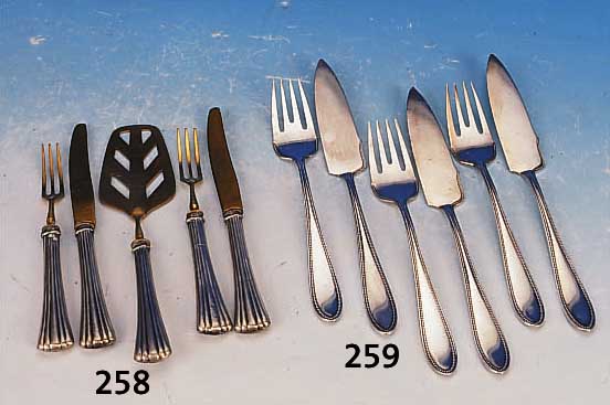 OBSTBESTECK, FRANKREICH, UM 1900-10, 925ER SILBER MIT VERGOLDETEN GEBR.-TEILEN, BESTEHEND AUS 6 MESSERN UND 6 GABELN, EIN VORLEGETEIL, ...