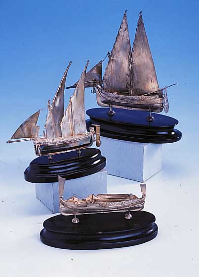 KONV. BOOT UND 2 SEGELSCHIFFE, 917ER SILBER, WOHL FINNLAND MITTE 20. JH., VOLLPLAST. GEARBEITET, SPIRALDRAHTVERZIERUNG, NACH MITTELALTERLICHEM ...