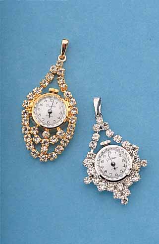 KONVOLUT: 4 GLASHÜTTE ANHäNGEUHREN, METALL, STRASSBES., VERSCH. DESIGN, UNGETR. LAGERW., EHEM. DDR-PRODUKT., UM 1986, HANDAUFZUG, KAL. 09/20, ...