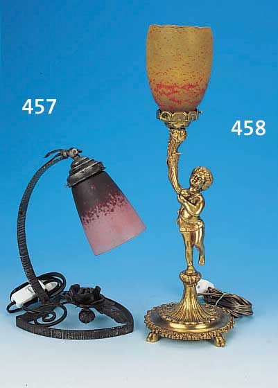 TISCHLAMPE, FRANKREICH, UM 1920, SCHIRM SIGNIERT SCHNEIDER, PATE-DE-VERRE MIT ROSA UND VIOLETTEN EINPUDERUNGEN, ELEKTRIFIZIERUNG NICHT ...