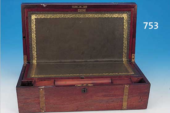 SCHREIBKASTEN, ENGLAND, UM 1880, SCHREIBAUFLAGE GRüNES LEDER MIT UMLAUFENDEM GOLDDEKOR, GRIFFELABLAGE, MAßE AUFGEKLAPPT CA. 50 X ...