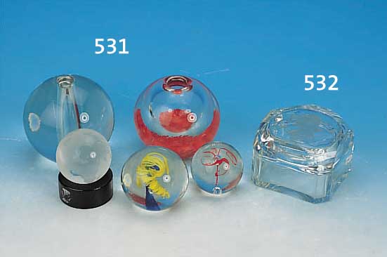 KONVOLUT AUS 9 PAPERWEIGHTS, BöHMEN, 20. JH. , FARBLOSES GLAS MIT BUNTEN EIN- SCHMELZUNGEN ODER EINGESTOCHENEN LUFTBLASEN, EINE ALS ...