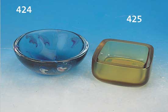 SCHALE, SIGN. SEGUSO,, MURANO, 50ER/60ER JAHRE, BLAU-VERLAUFEND üBERFANGENES GLAS MIT MURILLENEINSCHMELZUNGEN UND GOLDEINPUDE- RUNGEN, H. ...