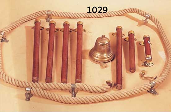 KONVOLUT AUS SCHIFFSZUBEHÖR, WOHL ENGLAND, BEST. AUS: GLOCKE, TAU, REELING, GEBR.SPUREN BRONZEGLOCKE H. 17 CM, 7 HOLZREELINGSTÜCKE L. CA. 62 CM, ...