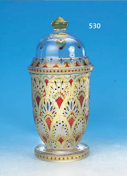 DECKELPOKAL, STEIN-SCHöNAU, UM 1908-12, FARBLOSES GLAS, PARTIELL GELB GEBEIZT, GE- SCHLIFFEN UND BUNT BEMALT, STILTYPISCHER DE- KOR, H. CA. ...