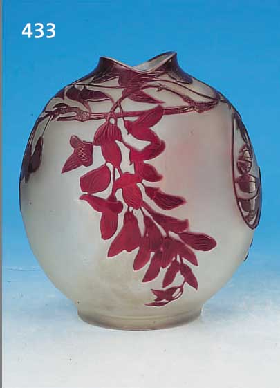 VASE, FRANKREICH, SIGN. GALLé, UM 1924-28, FARBLOSES GLAS, DUNKELROT üBERFANGEN, GE- SCHNITTEN UND GESCHLIFFEN, UMLAUFENDER FLORALER ...