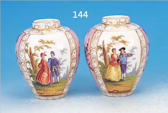 VASENPAAR, HELENA WOLFSOHN DRESDEN, UM 1870, PORZELLAN, BUNTE FELDERBEMALUNG MIT SCHäFER- SZENEN UND BLUMEN AUF ROSA GRUND, REICHER GOLDDEKOR, ...