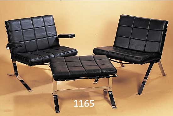 SECHS SESSEL U. ZWEI HOCKER, FRANKR., 60ER J., AIRBORNE, SCHWARZE LEDERBEZüGE, H. 67CM,SH. 36 CM, L. ALTERS- U. GEBR.-SP. ...