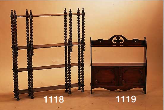 KL. WANDSCHRäNKCHEN, UM 1880/90, EIN ABSCHLIEßBARES FACH, EIN REGALBODEN, H. 60 CM, L. ALTERSSP.