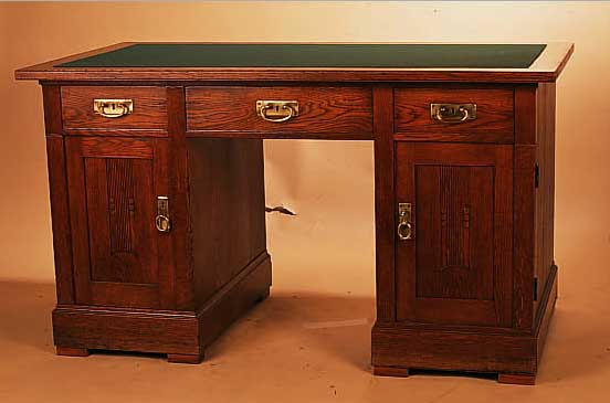 SCHREIBTISCH, DT., UM 1900/10, EICHE, TüR- FüLLUNGEN MIT STILIESIERTEN FLACH- SCHNITZEREIEN, GRüNE FILZPL. ERNEUERT, 80 X 140 ...
