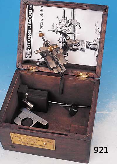 UHRMACHERWERKZEUG, LORCH SCHMIDT & CO., UM 1910, SOG. RäDER-WäLZEINRICHTUNG FüR DREHMASCHINE, ORIG. HOLZKASTEN, WIRD AUFGE- STECKT ...