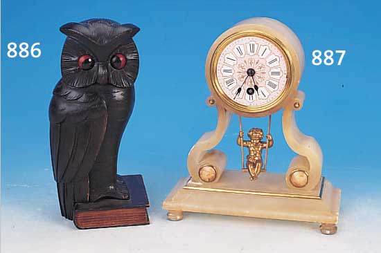 PENDULE MIT SOG. SCHAUKELPENDEL, FRANKREICH, UM 1890, ALABASTERGEHäUSE MIT PROFILIERTEM SOCKEL UND MESSINGAPPLIKATIONEN, FARBLICH GE- FAßTES ...