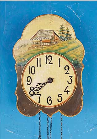 KL. WANDUHR, SCHWARZWALD, UM 1900/10, GESCHWUNGENES BEMALTES BOGENZIFFERBLATT, IM GIEBEL DARSTELLUNG DES ALTEN TITTISEEHAUSES AM SEEUFER, ...