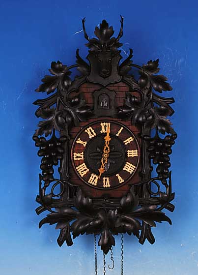 FRüHE KUCKUCKSUHR, SCHWARZWALD, UM 1870, GESCHNITZT IM SOG. BAHNHäUSLESTIL, UMRANKT VONWEINTRAUBEN UND BLäTTERN, HIRSCHKOPF UND ZIFFERN ...