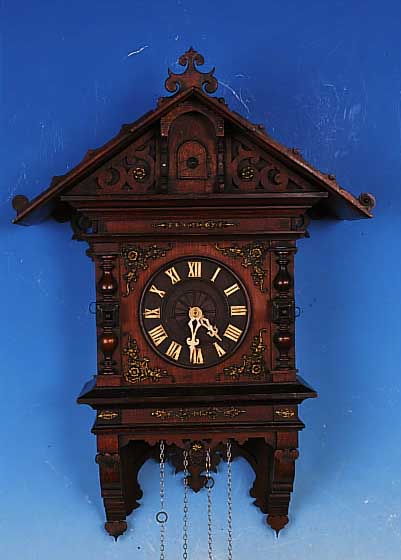 KUCKUCKSUHR, SCHWARZWALD, UM 1890/1900, REICH VERZIERTES UND GESCHNITZTES HOLZGEHäUSE IM SOG. GRüNDERZEITSTIL, BESETZT MIT MESSING- ...