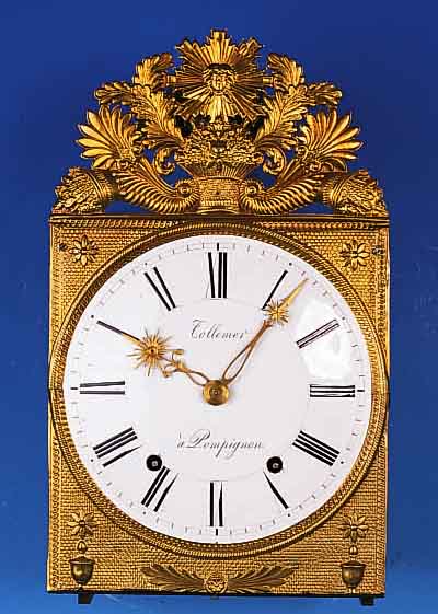COMTOISE, FRANKREICH, UM 1830, ZWEIGETEILTE GEPRäGTE MESSINGUMRANDUNG, IM GIEBEL MIT SONNE, PALMETTEN UND FüLLHöRNERN, ...