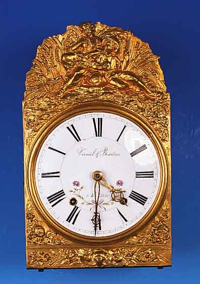 COMTOISE MIT SCHLAG AUF GLOCKE UND TONFEDER, FRANKREICH, UM 1880, GEPRäGTE MESSINGUM- RANDUNG, IM GIEBEL ERNTESZENE FLORAL GEMALTES ...