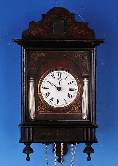 WANDUHR MIT KUCKUCK, SCHWARZWALD, UM 1860, SOG. BIEDERMEIER-RAHMENUHR MIT PORZELLANHALB- SäULEN, FLORALE MALEREI, VERGLASTE TüR, IM GIEBEL ...