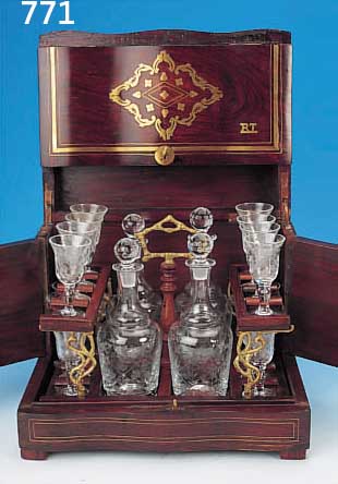 LIKöRSET FRANKREICH, UM 1880/90, EDELHOLZGEHäUSE, VORDERFRONT GESCHWUNGEN, AUFKLAPPAR MIT MESSINGINTARSIEN, INNENEIN- TEILUNG ...