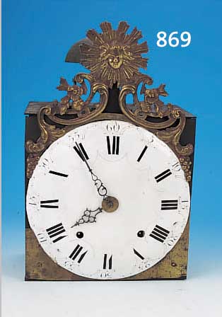 COMTOISE, FRANKREICH UM 1810, GEGOSSENER MESSINGAUFSATZ, FLORALE VERZIE- RUNGEN MIT ROCAILLEN, SONNENBEKRöNUNG, ...