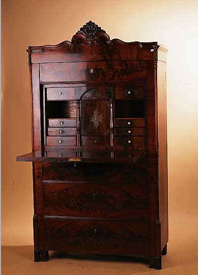 STANDSEKRETäR, LOUIS-PHILIPPE, UM 1860, MAHAGONIFURNIER, GESPIEGELT, POLIERT, SCHöNE INNENEINRICHTUNG, SILBERFARBENER DEKOR Z.T. BERIEBEN, ...