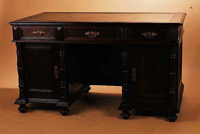 SCHREIBTISCH, GRüNDERZEIT, UM 1890, EICHE MASSIV, FREI STELLBAR, MIT VOLLSäULEN VERZIERT, LEDERPLATTE, 80 X 140 X 80 CM OHNE ...