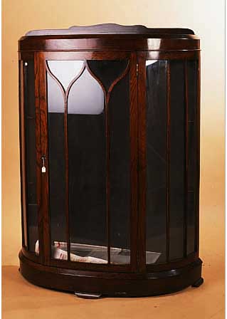 VITRINE, ENGLAND, UM 1930, EICHE MASSIV, POLIERT, ZWEI GLASBöDEN, L. ALTERSSPUREN, 124 X 88 X 34 CM