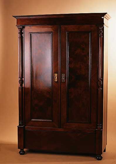 SCHRANK, GRüNDERZEIT, UM 1890, NUßBAUMFURNIER, GEDRECHSELTE VOLLSäULEN, SOCKELSCHUB, ALTERSBEDINGT VERZOGEN, POLIERT 180 X 120 ...