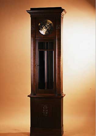 STANDUHR, GUSTAV BECKER, UM 1925, VERZIERTES UND GESCHNITZTES EICHENGEHäUSE, SOCKEL GEBAUCHT, SCHWUNGBEREICH DES PENDELS FACETTIERT ...