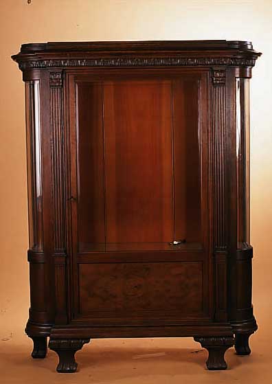 VITRINE, DEUTSCH, UM 1920, EICHE MASSIV, GESCHNITZT, FACETTIERT VER- GLAST, SEITEN MIT GEBOGENEM GLAS, 170 X 130 X 48 CM