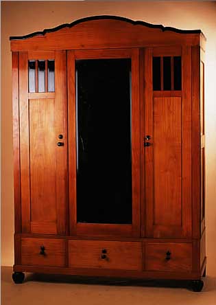 SCHRANK, DEUTSCH, UM 1910/15, KIRSCHBAUM MASSIV, DREI TüREN, FACETTIERTE GLASEINSäTZE, L. ALTERSSPUREN, 215 X 152 X 49 CM, DREI ...