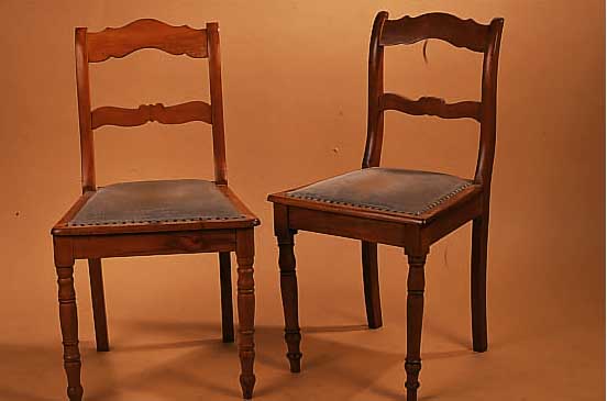 VIER BIEDERMEIERSTüHLE, DEUTSCH, UM 1840/50, HELLES OBSTHOLZ, GEDRECHSELT, ALTERSSPUREN