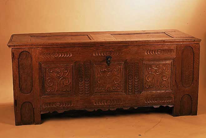 EICHENTRUHE, DEUTSCH, UM 1760, FRONT KASSETTIERT UND GESCHNITZT, SCHNITZE- REIEN Z.T. 19. JH., L. GEKüRZT, ALTERSSCHäDEN 75 X 173 X ...