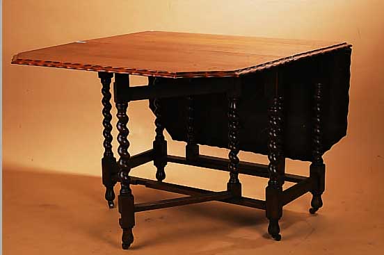 KLAPPTISCH, ENGLAND, UM 1900, EICHE MASSIV, GEDRECHSELTE BEINE, AUF ROLLEN L. ALTERSSPUREN 76 X 107 X 152 CM