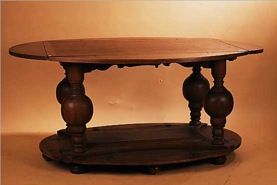 GROßER KLAPPTISCH, NORDDEUTSCH, UM 1830, EICHE MASSIV, Z.T. UNTER VERWENDUNG VON TEILEN AUS DEM 18. JH., FUßTEILE AUCH AUS- KLAPPBAR, ...