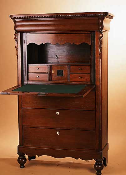 STANDSEKRETäR, FRIESLAND, UM 1860, EICHE MASSIV UND FURNIERT, INNENEINRICHTUNG BEINSCHLüSSELSCHILDER, SCHUBLADE IN KRONE ...
