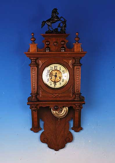 WANDUHR, GUSTAV BECKER, UM 1910/20, SOG. FREISCHWINGER VERZIERTES HOLZGEHäUSE EINEKLEINE SEITENTüR FEHLT, AUFSATZ SEK., BEIGE- FARBENER ...