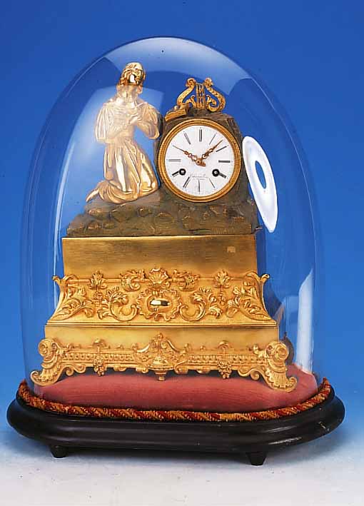 PENDULE, FRANKREICH, UM 1840, VERZIERTER UND VERGOLDETER BRONZEGUß, IM SOCKEL MIT BLATTORNAMENTIK, BEKRöNUNG EINER ...