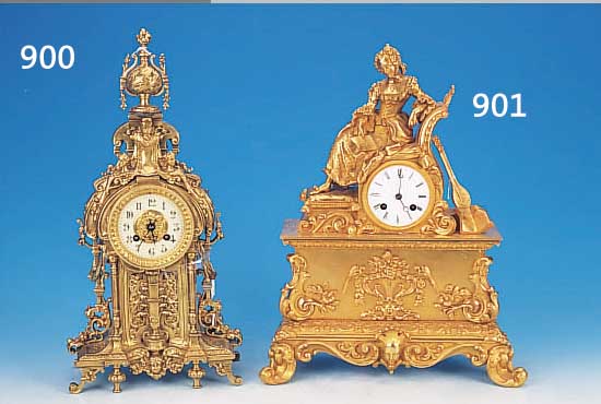 PENDULE, FRANKREICH, UM 1830/40, REICH VERZIERTER UND VERGOLDETER BRONZEGUß, IM SOCKEL MIT MASKERONEN, STILISIERTE BLUMEN- VASE, ...