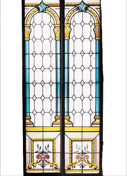 PAAR GROßE BLEIVERGLASUNGEN, WOHL UM 1890, BUNTE GLASEINSäTZE, MIT BEMALUNG, IM ALTEN RAHMEN, EINMAL L. RISSIG, 188 X 42 CM